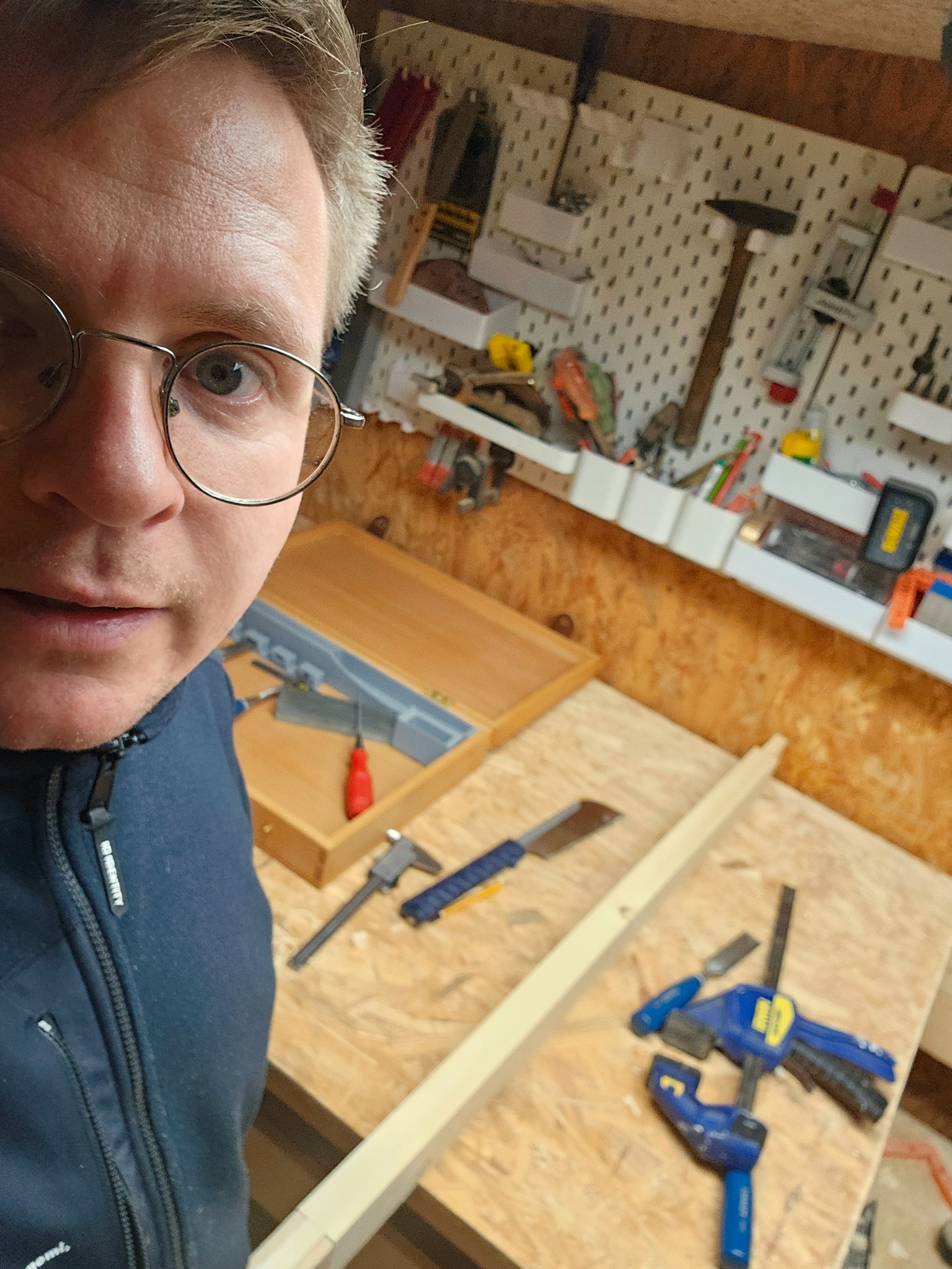 Christian midt i et værkstedsprojekt